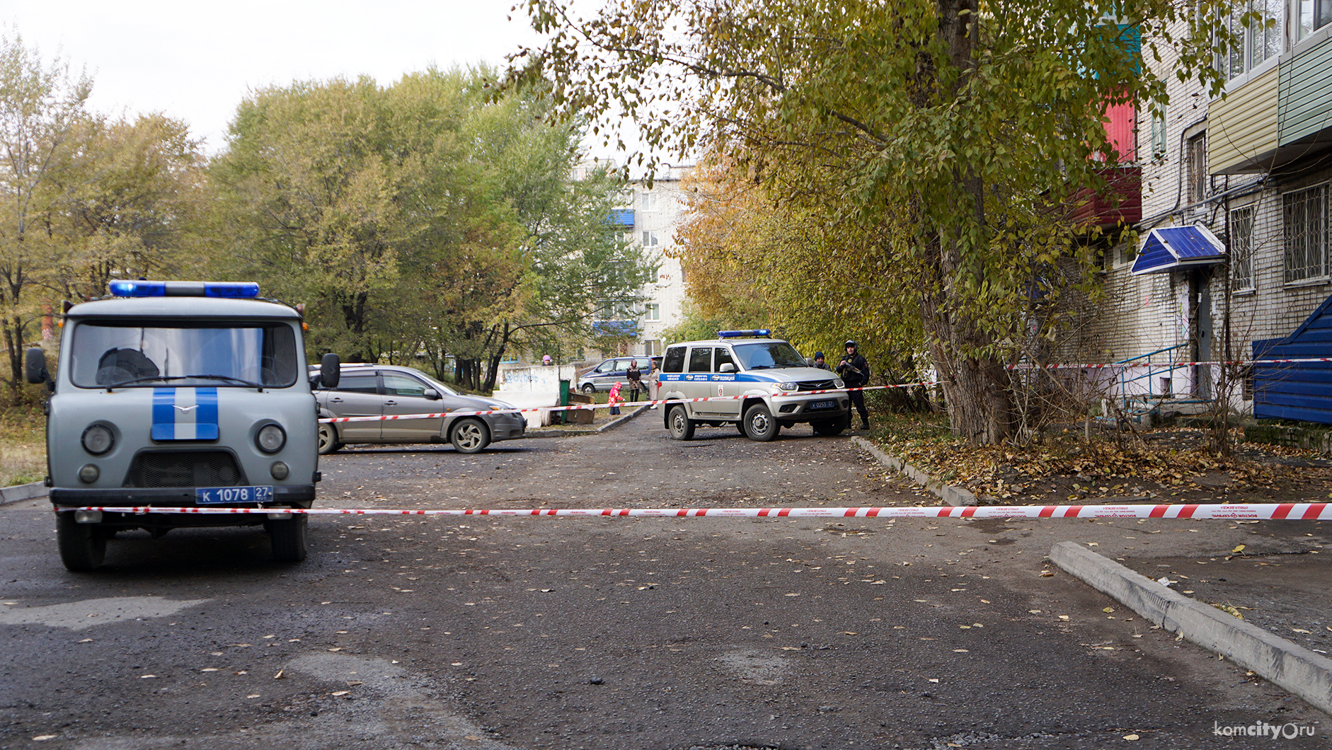 Спецслужбы подняты по тревоге из-за подозрительной сумки у подъезда