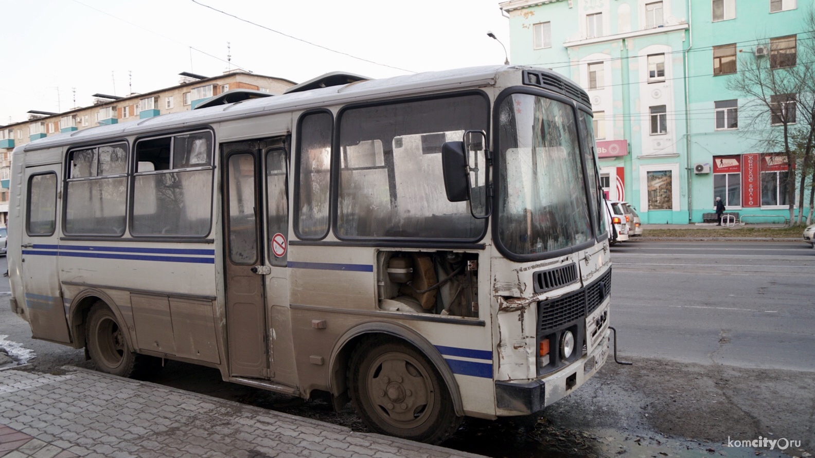 На проспекте Ленина «подгорел» брошенный на обочине автобус