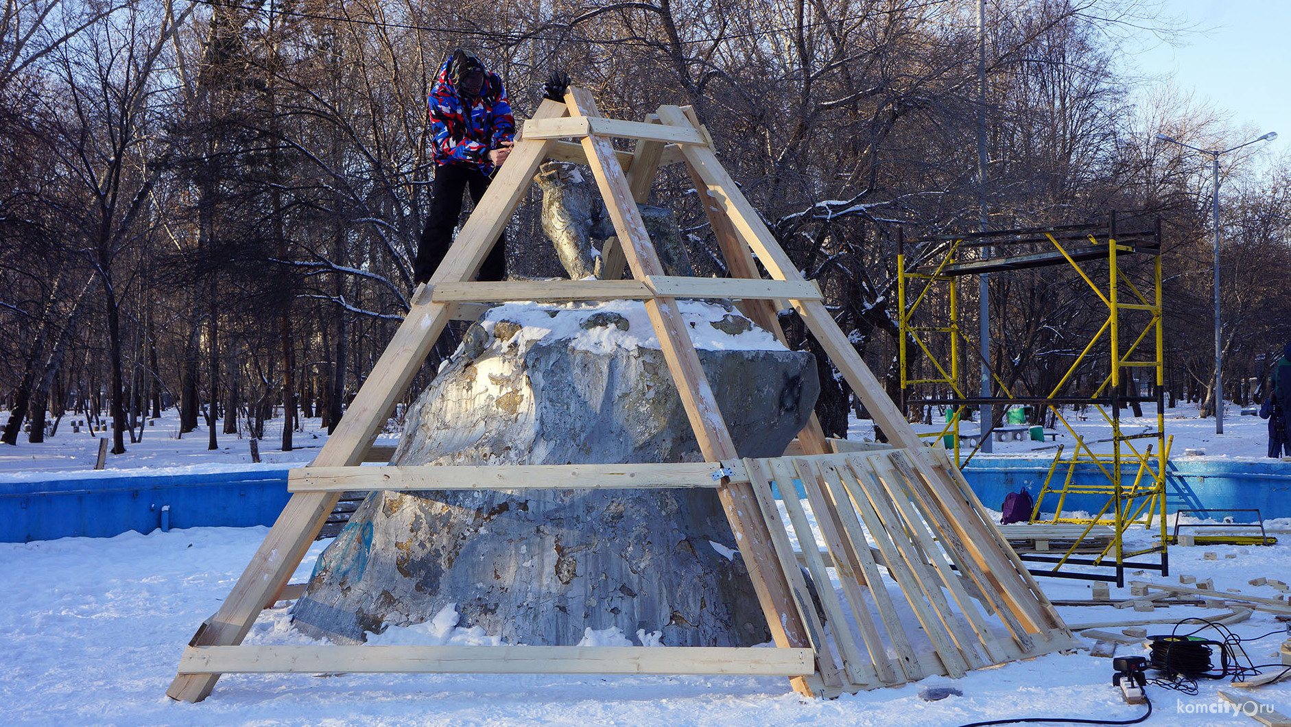 Раскуроченный фонтан в парке Судостроителей скрыли пародией на ёлку из бруса