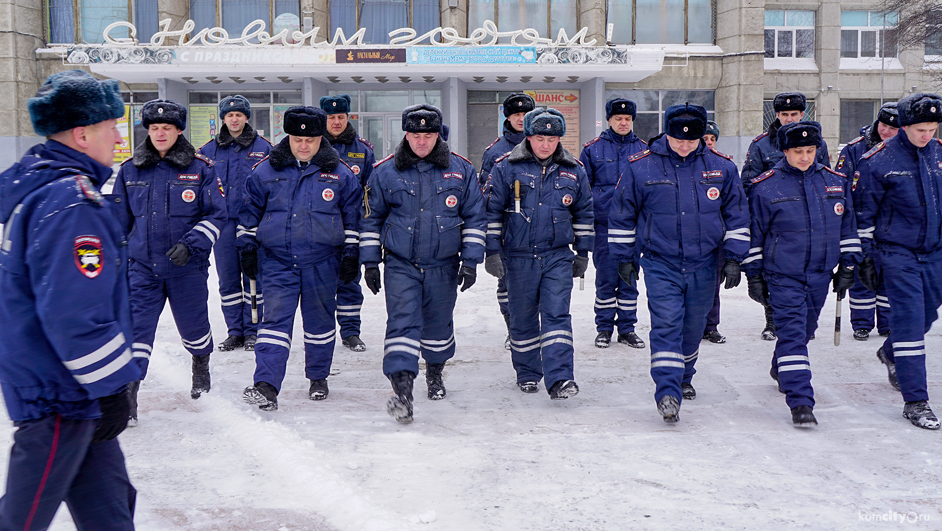 На площади Юности прошёл полицейский строевой смотр