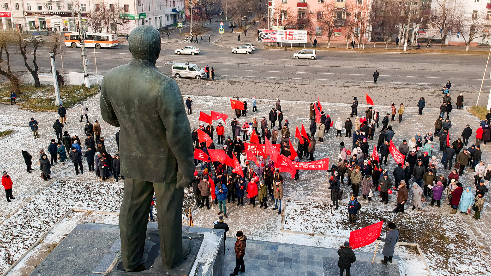 На площади Ленина проходит митинг коммунистов к 100-летию октябрьской революции