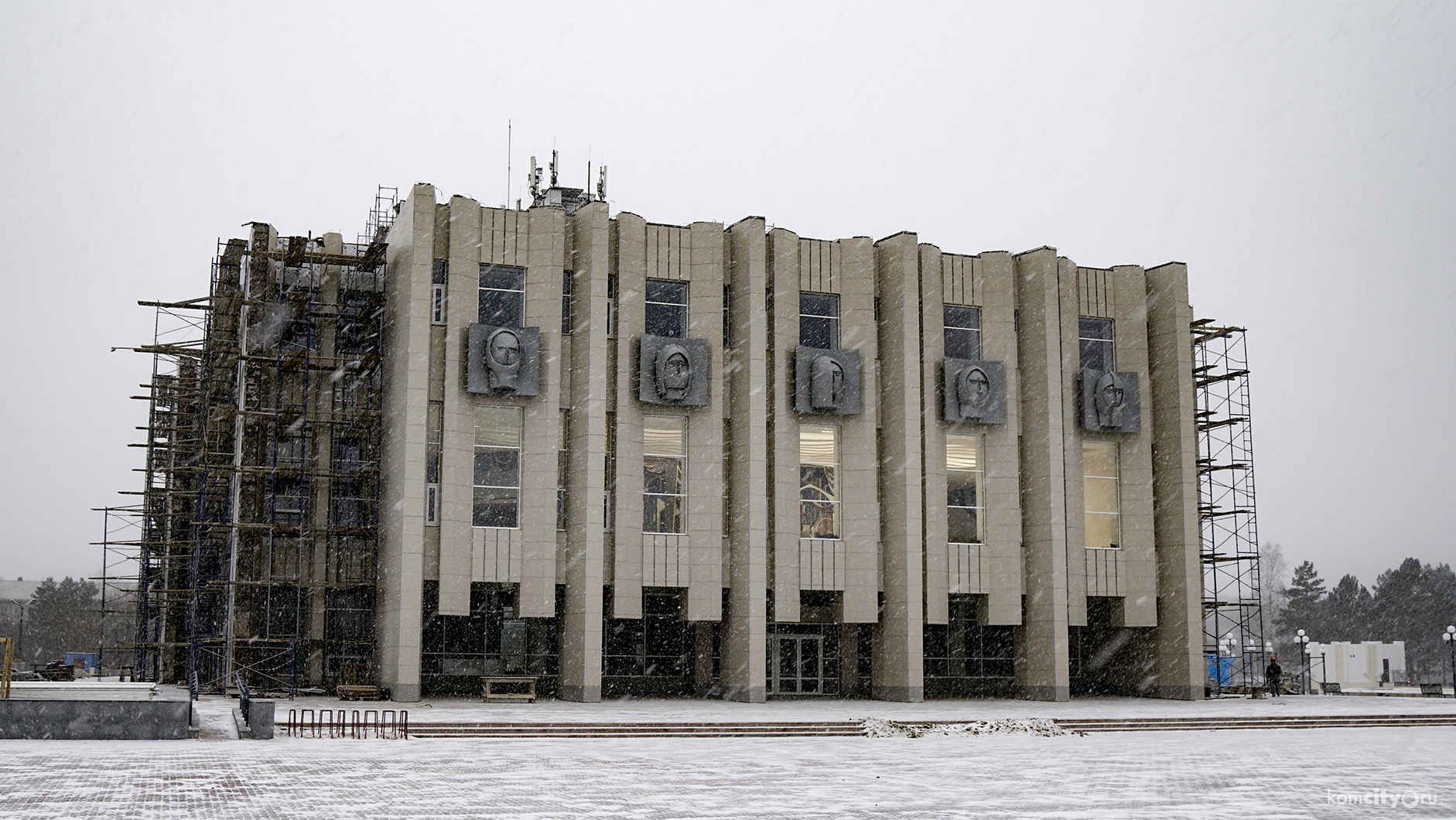 На Драмтеатре завершили монтаж масок