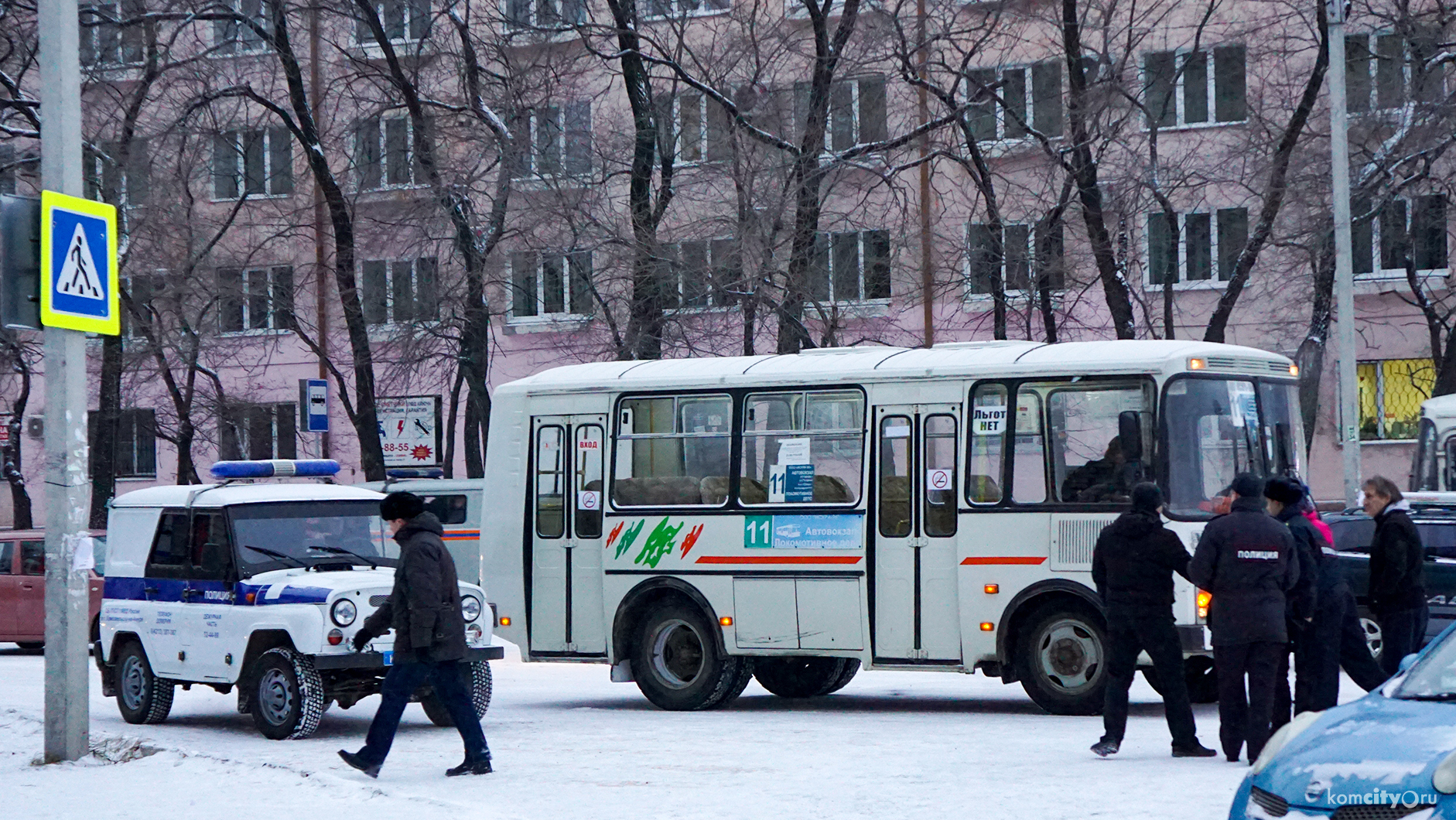 Пешеход выбил стекло не пропустившему его на зебре автобусу