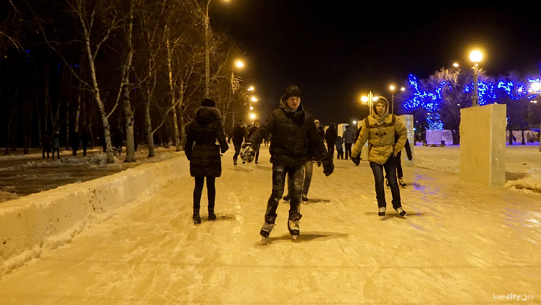 Каток комсомольск на амуре дзержинского расписание. Каток Комсомольск на Амуре. Каток Комсомольск на Амуре на набережной. Каток в Комсомольске на Амуре возле драмтеатра. Новый каток в Комсомольске на Амуре.