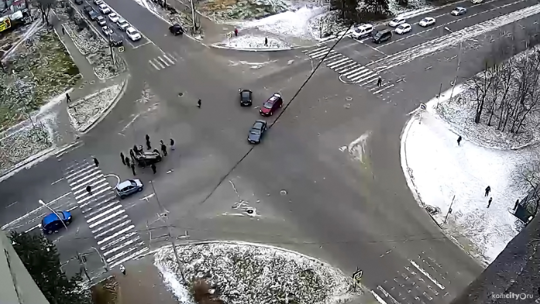 Видео ДТП на Вокзальной — Первостроителей: Витц поворачивал налево со второго ряда