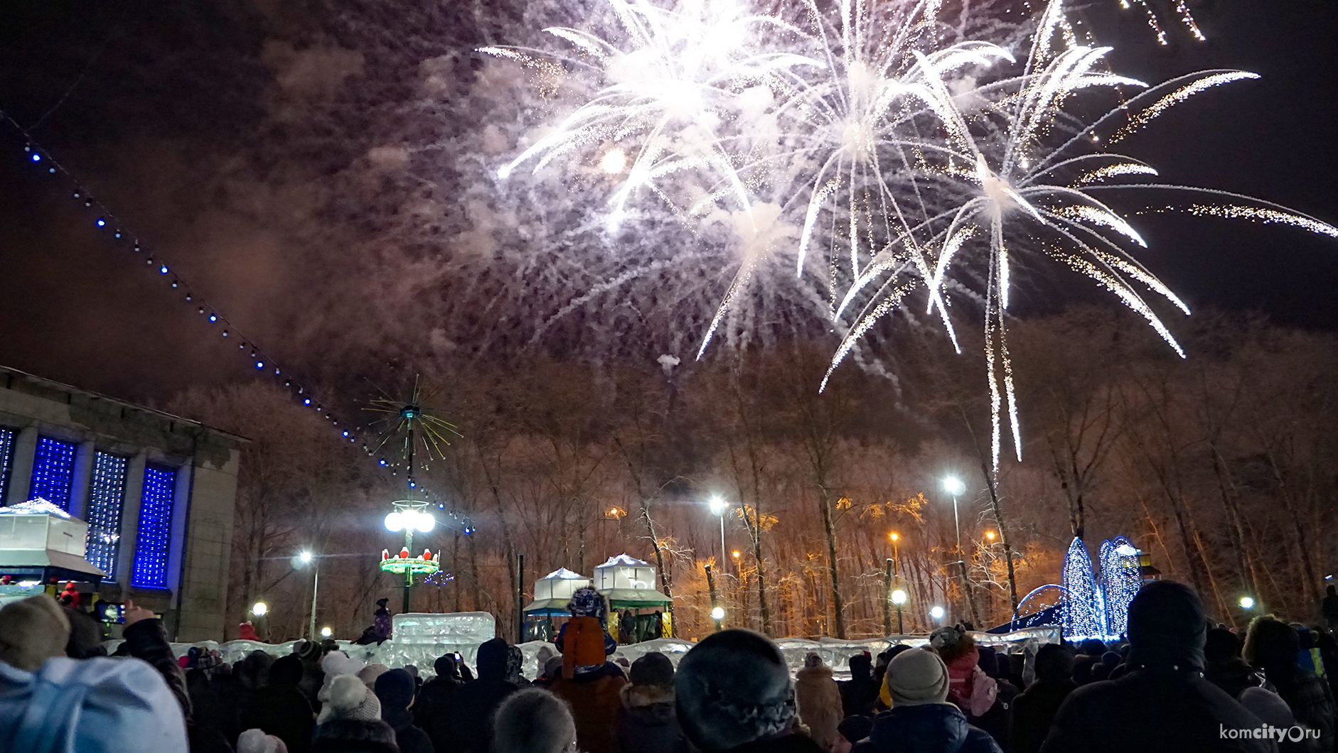 Главная ёлка города засияла новогодними огнями на площади Юности