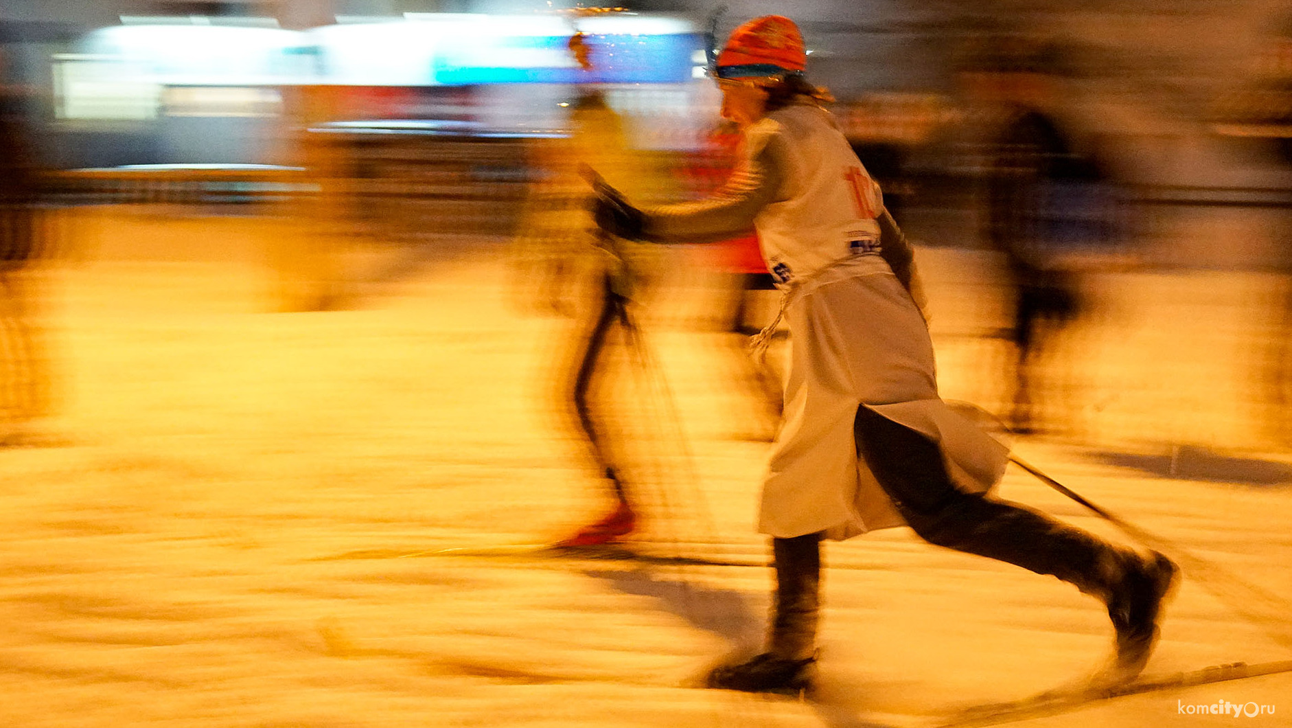 Новогодний чёртик, Ёлка и символ наступающего года приняли участие в лыжном ретро-забеге