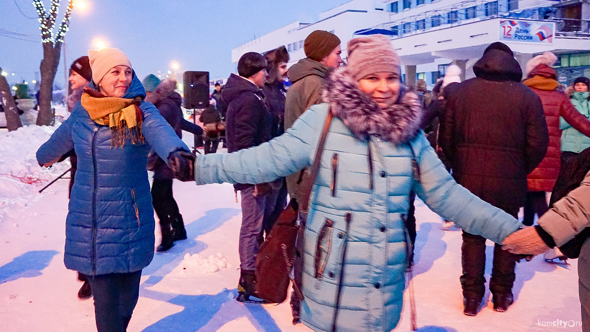 Погадать на суженого и построить памятник собаке смогли участники Святочных гуляний на Набережной