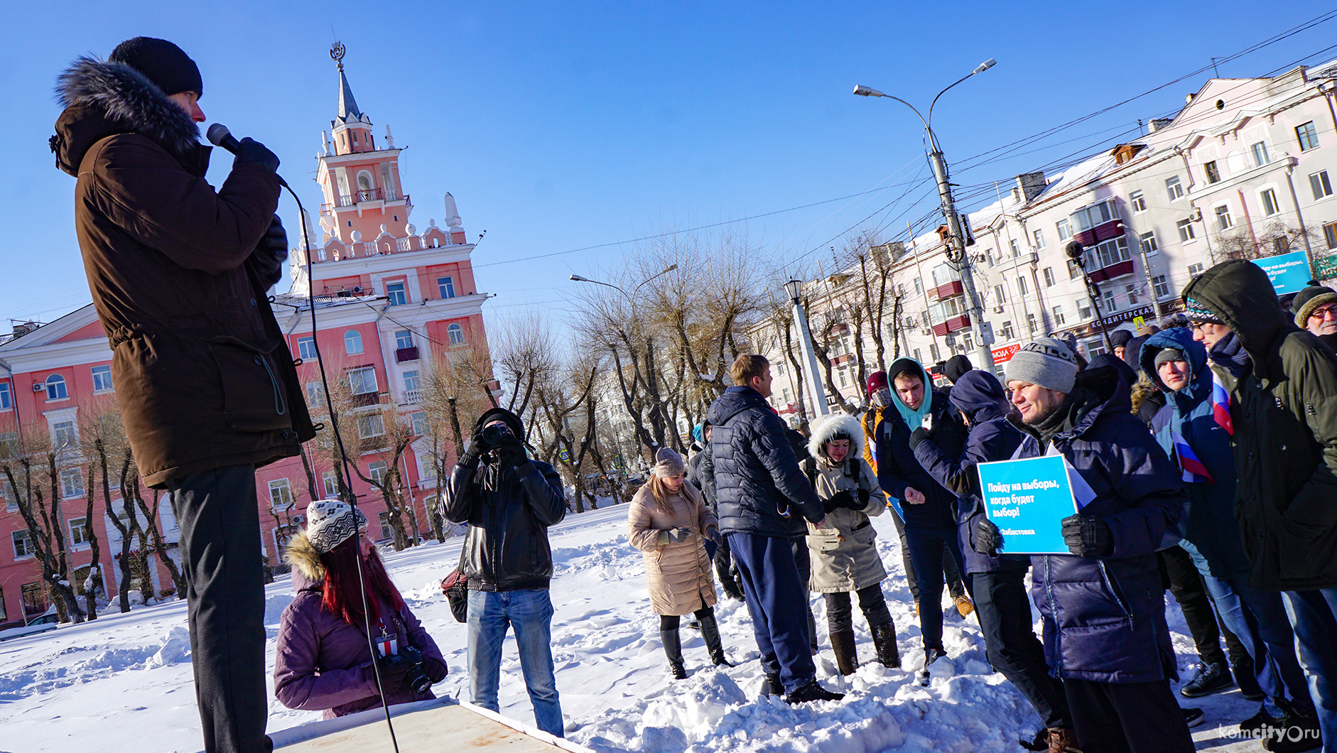 Митинг сторонников Навального проходит на площади Ленина под бдительным присмотром полиции