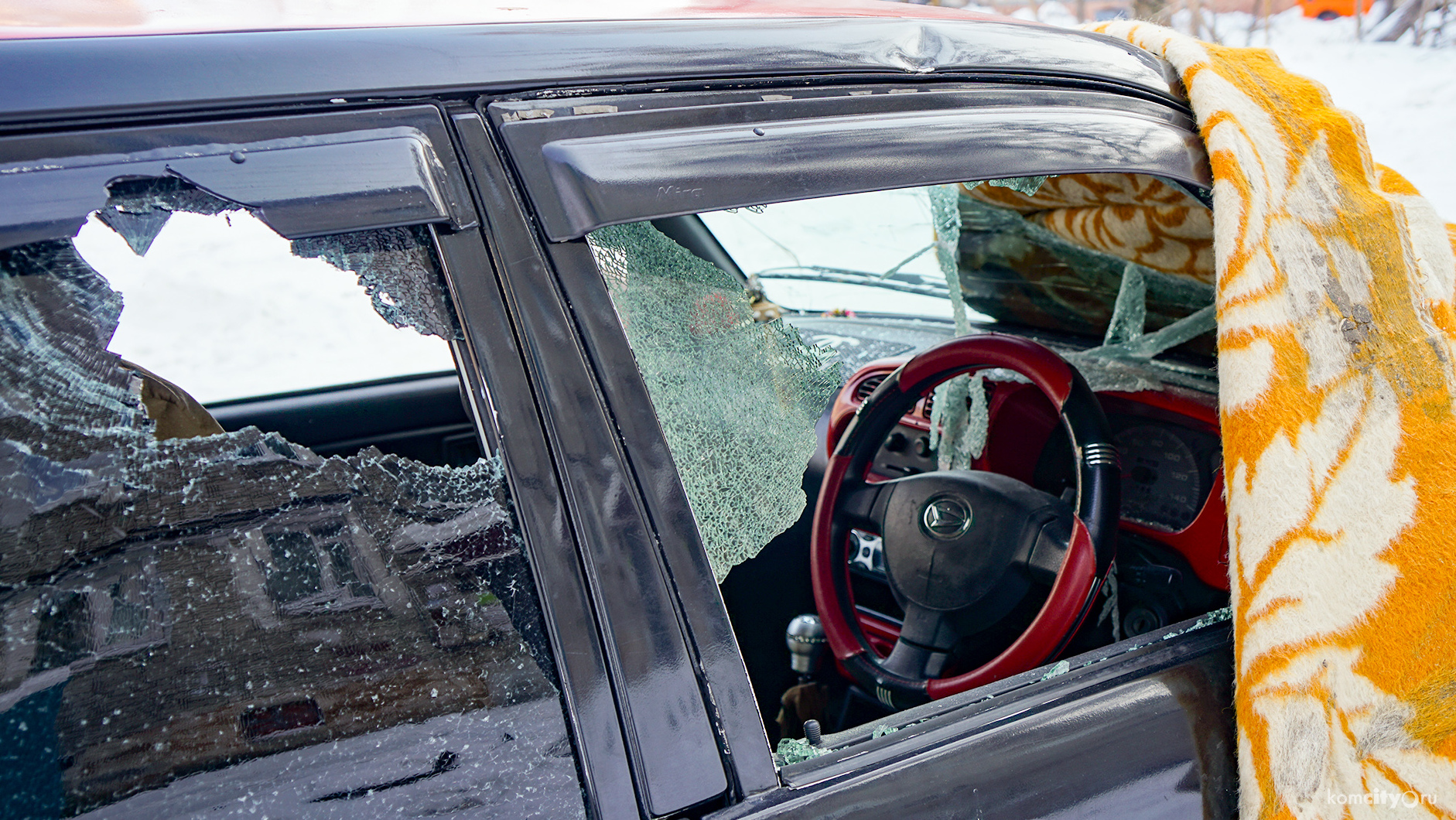 На Ленинградской неизвестный разнёс припаркованную машину бейсбольной битой