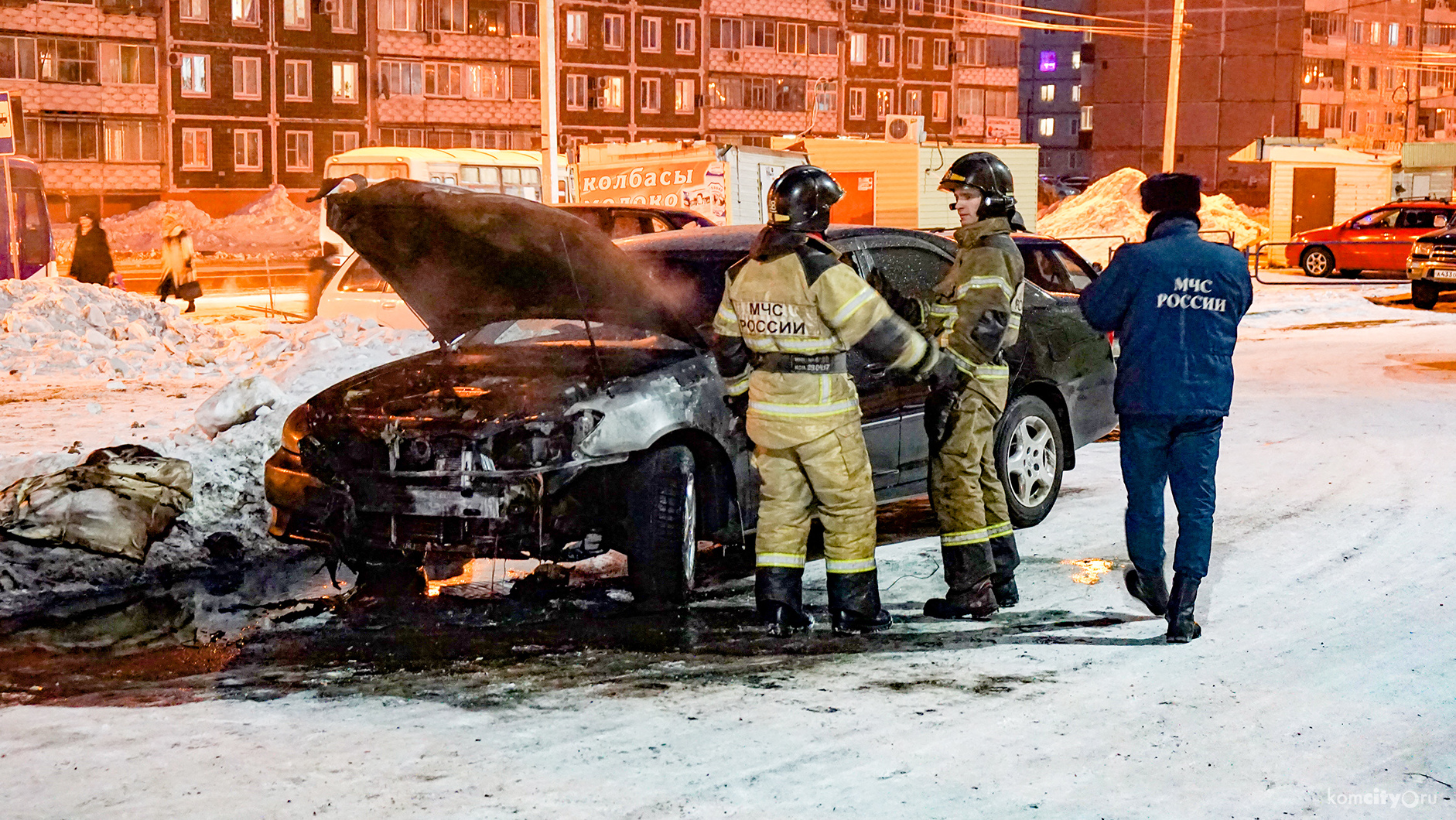 На улице Гагарина одну машину уничтожило огнём и ещё одну подкоптило