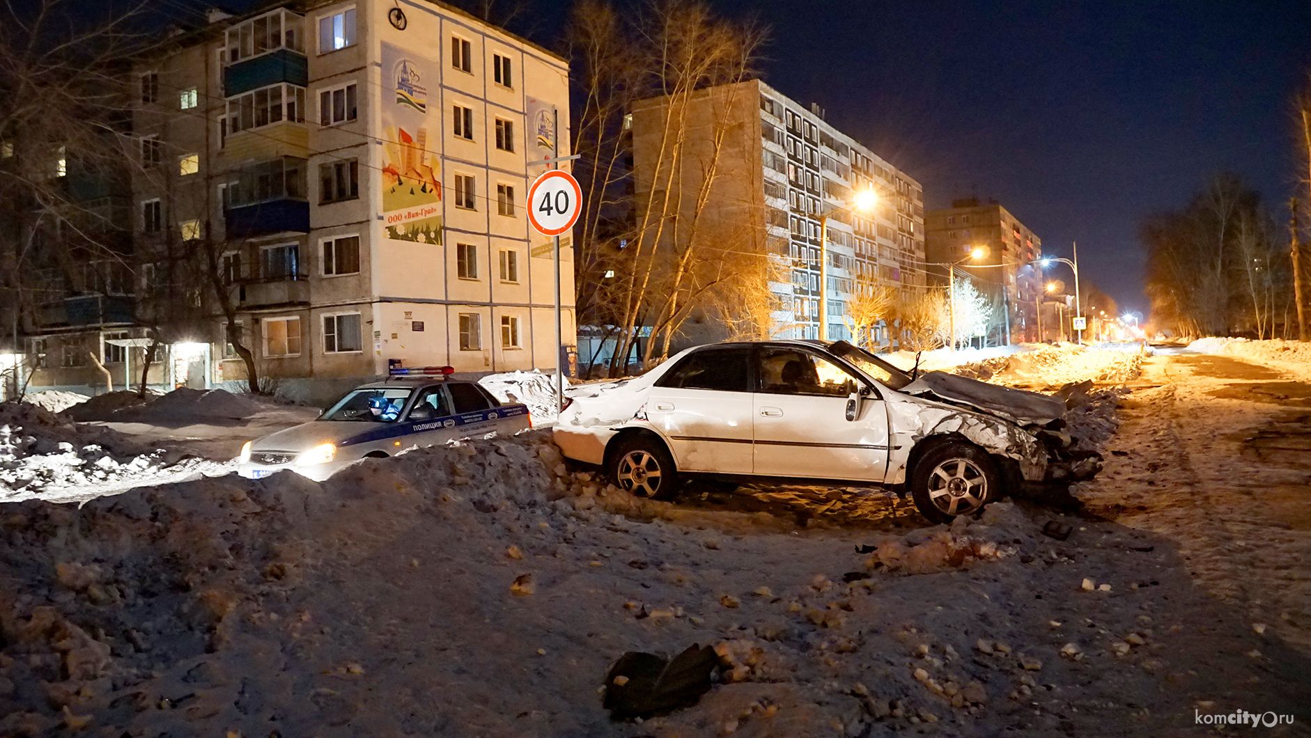 На Ленинградской Тойота столкнулась с автобусом и вылетела за пределы проезжей части