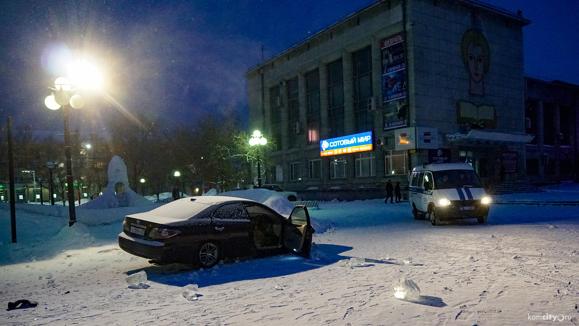 С водителя, устроившего разгром на площади Юности, взыщут ущерб за уничтоженную остановку и ледовую скульптуру — Видео