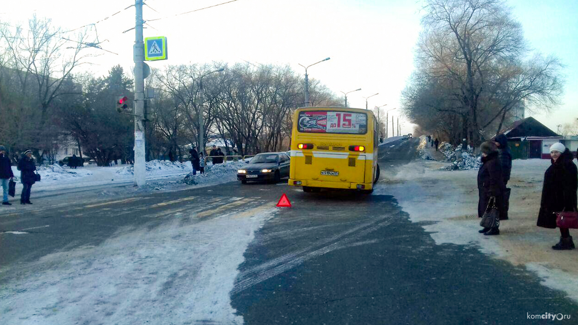 На площади Металлургов подросток, перебегая дорогу, врезался в автобус