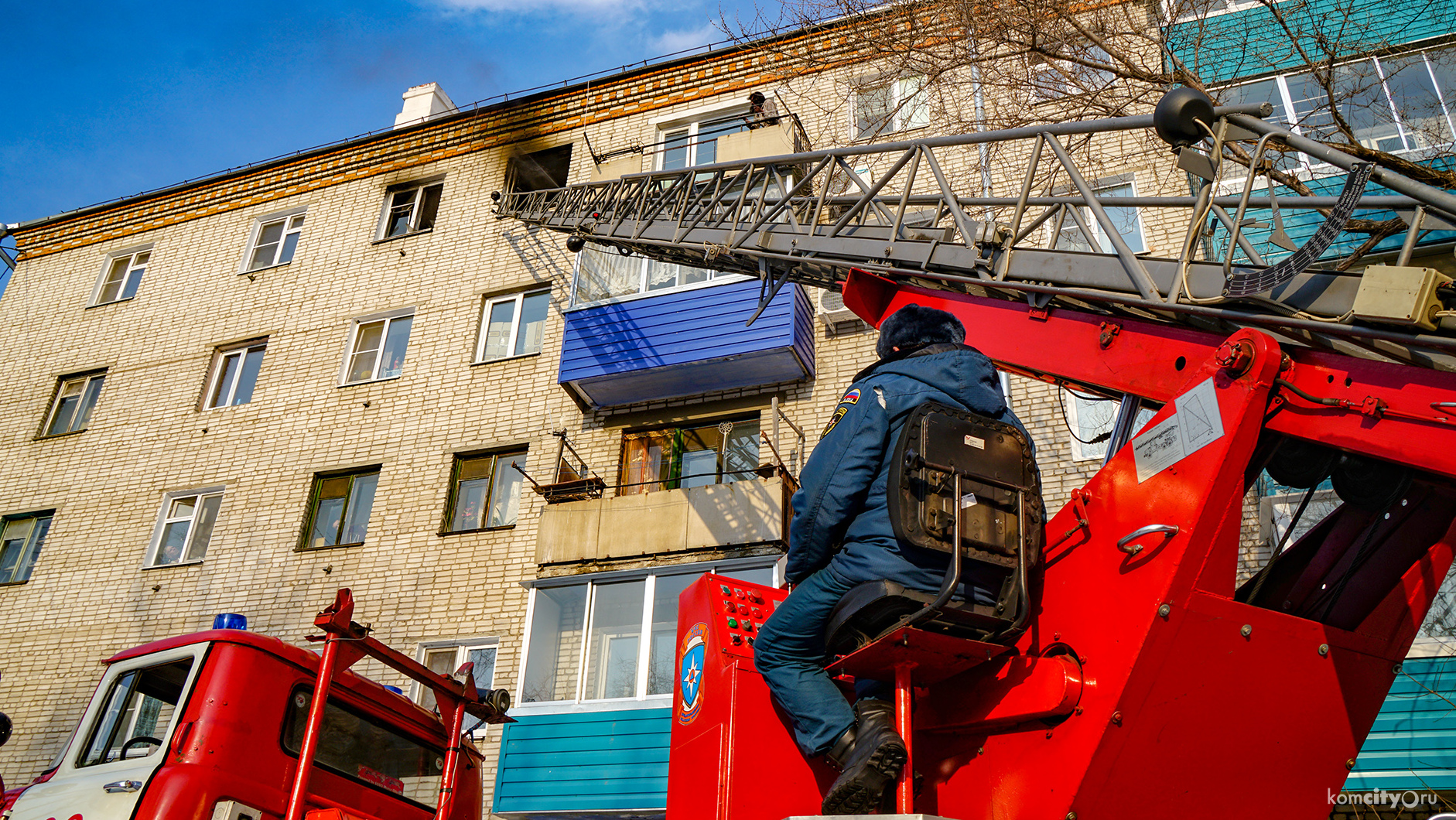 Пожарные спасли двух женщин из охваченной пламенем квартиры