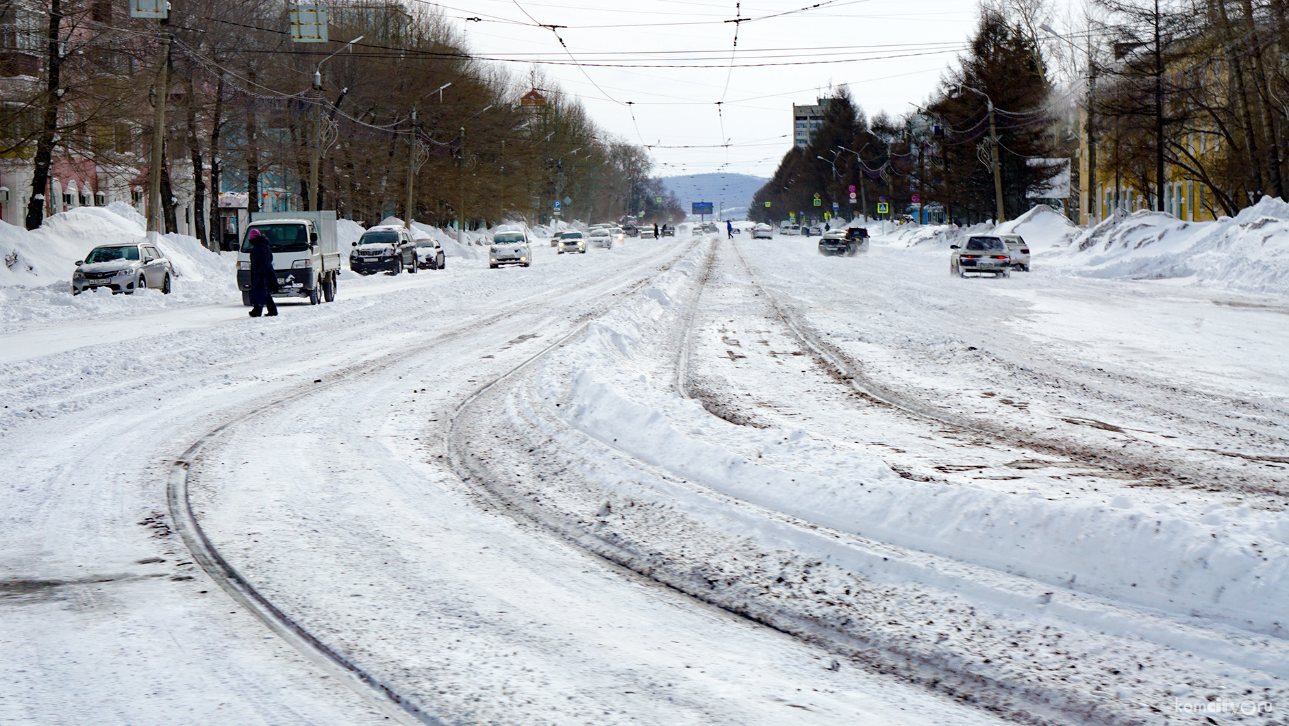 Власти объяснили отсутствие снегоуборочной техники на улицах города