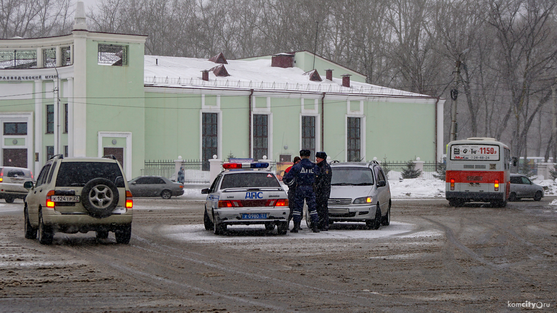 На пл. Кирова пешеход, опоздавший на автобус, кинулся с ножом на помешавшего ему водителя