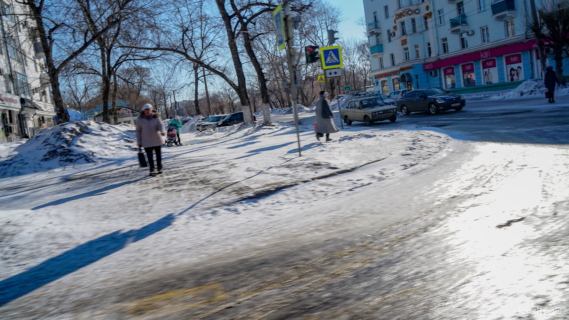 Осторожно, гололёд! Улицы Комсомольска после вчерашнего снегопада покрыты льдом