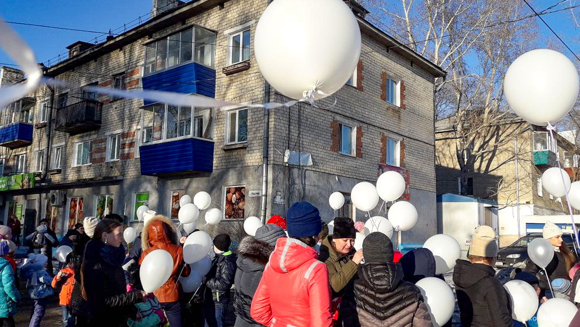 В микрорайоне Менделеева в память о погибших в Кемерово запустили в небо сотню шаров