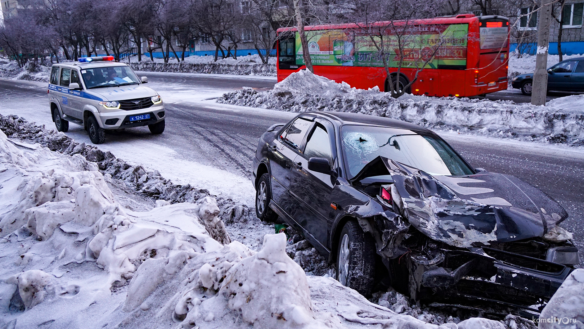 Низколетящая «Хонда» протаранила припаркованный автомобиль, двое пострадали