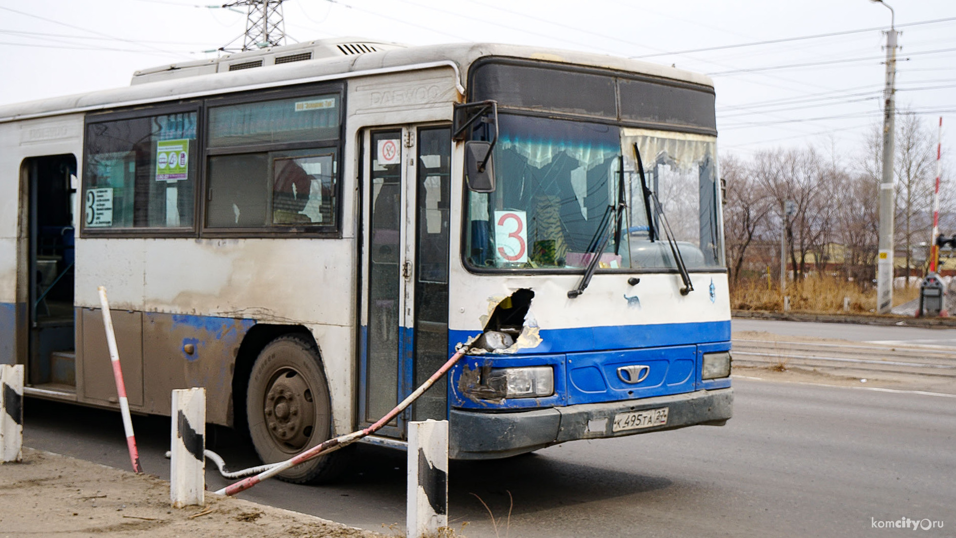 На Комшоссе корпус автобуса пробило шлагбаумом, пострадал пассажир