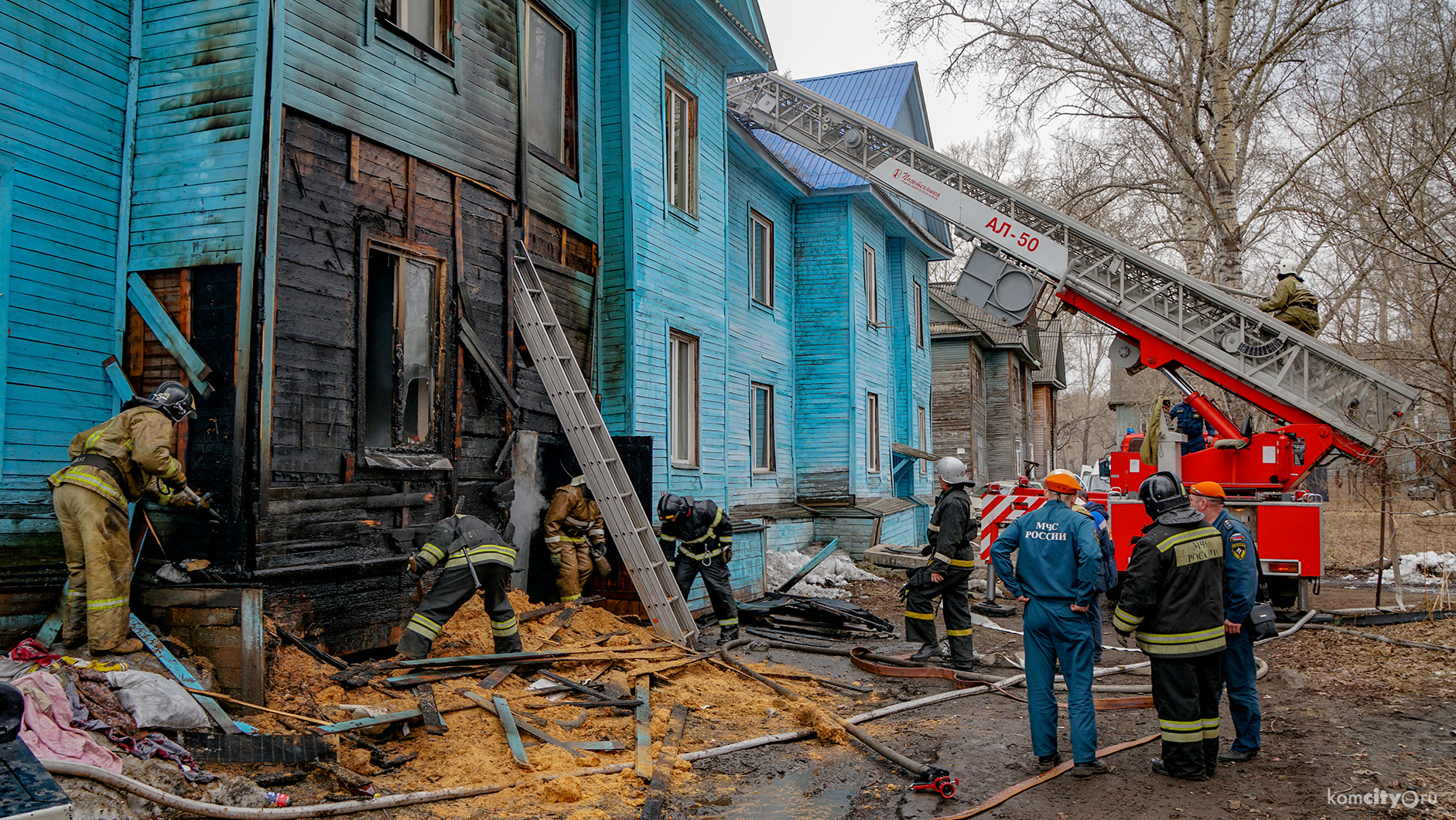 Пожарные спасли жильцов из горящего деревянного дома на «скоростных»