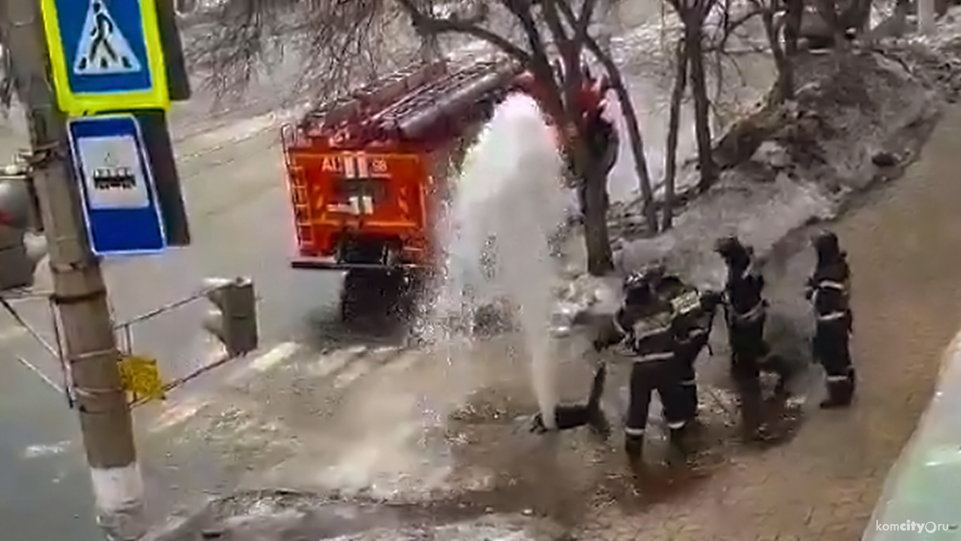 На площади Ленина прорвало пожарный гидрант (Видео)