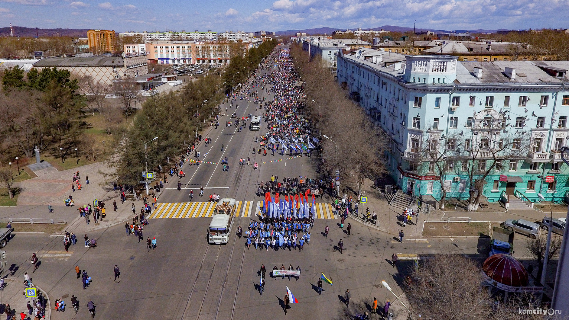 Тысячи комсомольчан прошли по проспекту Мира в рамках Первомайского шествия