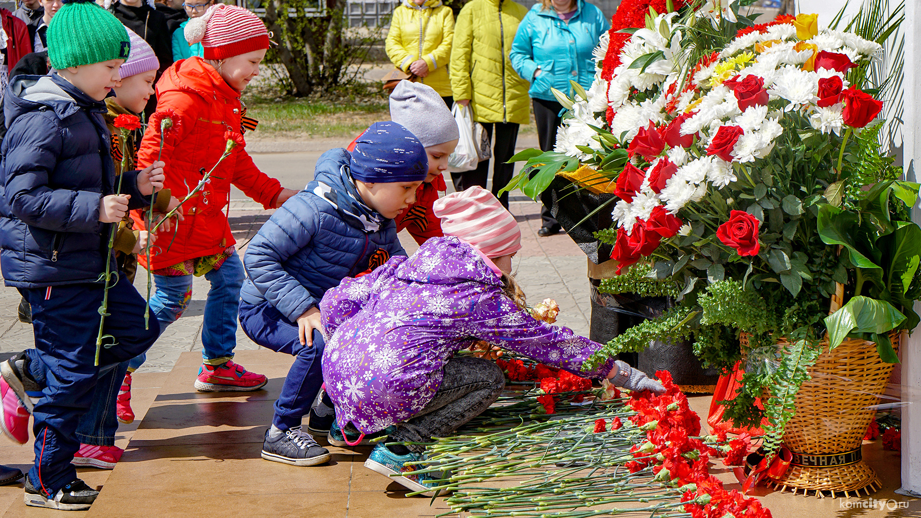 К стеле Победы на одноимённом проспекте возложили цветы