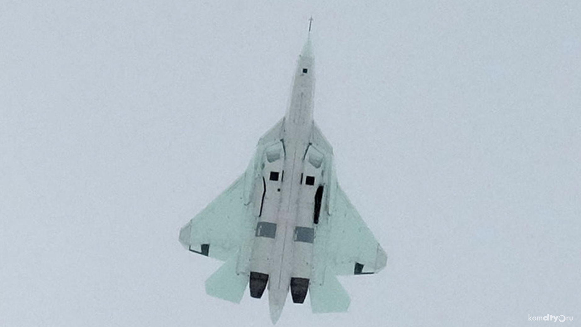 Боевой разворот Су-57 сняли с беспилотника — Видео