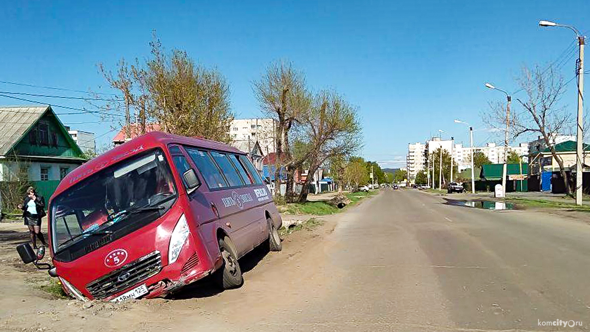 На Орехова водитель «уронил» автобус в кювет и сбежал с места ДТП