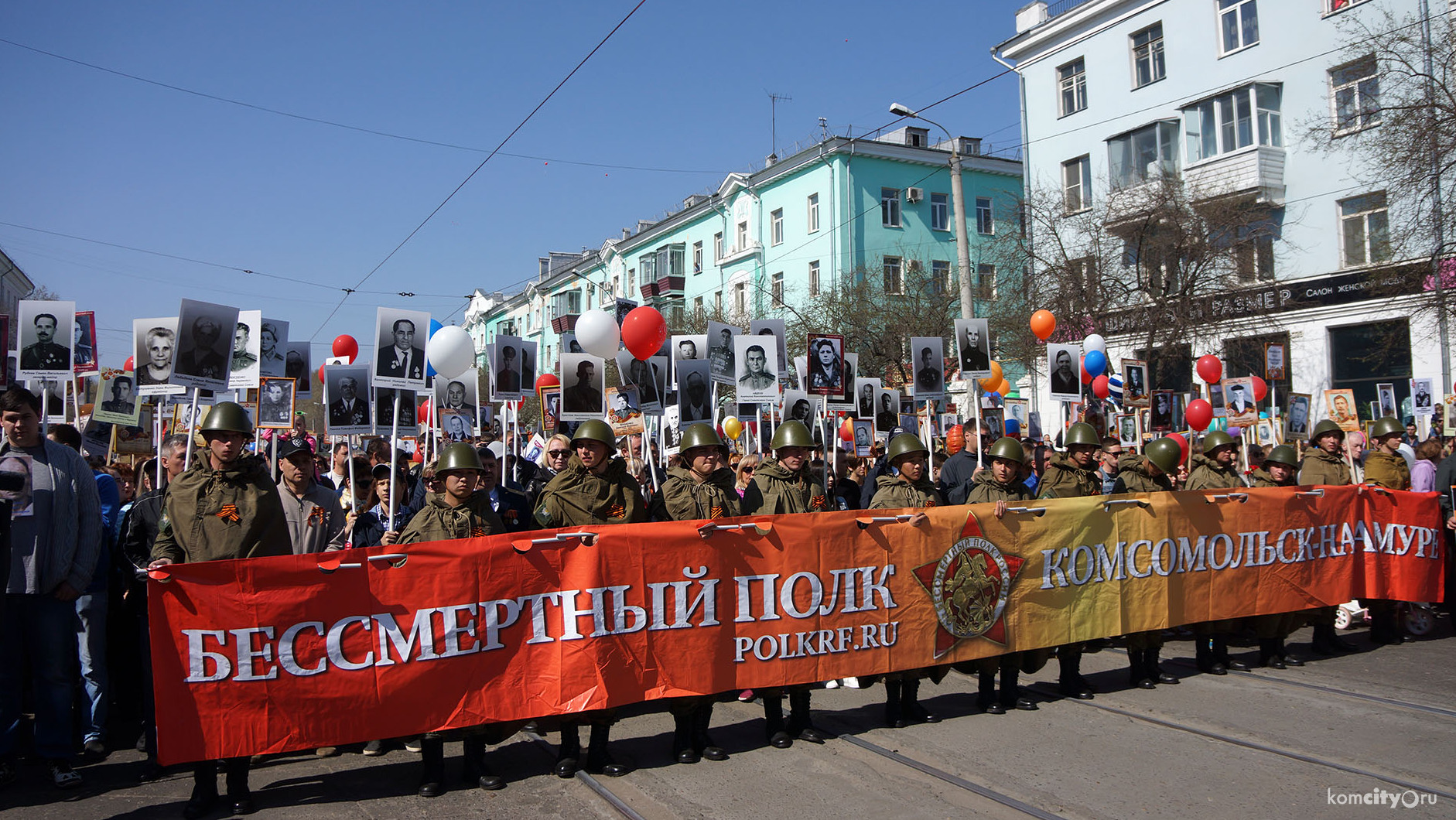 Тысячи комсомольчан почтили память солдат Великой Отечественной войны на акции «Бессмертный полк»