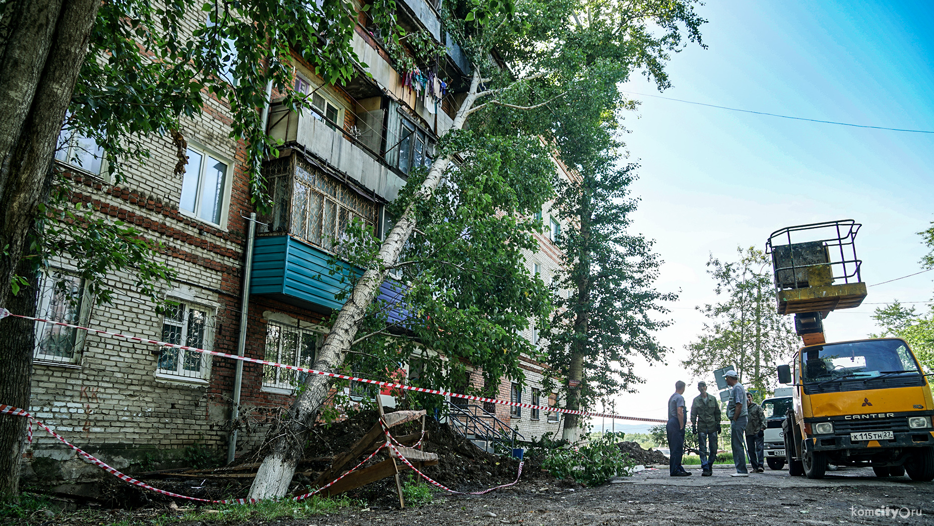 Здесь падают люди и деревья: На 6-м участке устранили последствия ЧП с упавшим на дом деревом