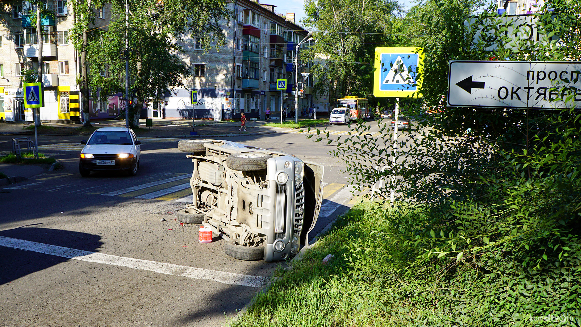 На перекрёстке Октябрьского — Комсомольской автобус завалил «Териуса»