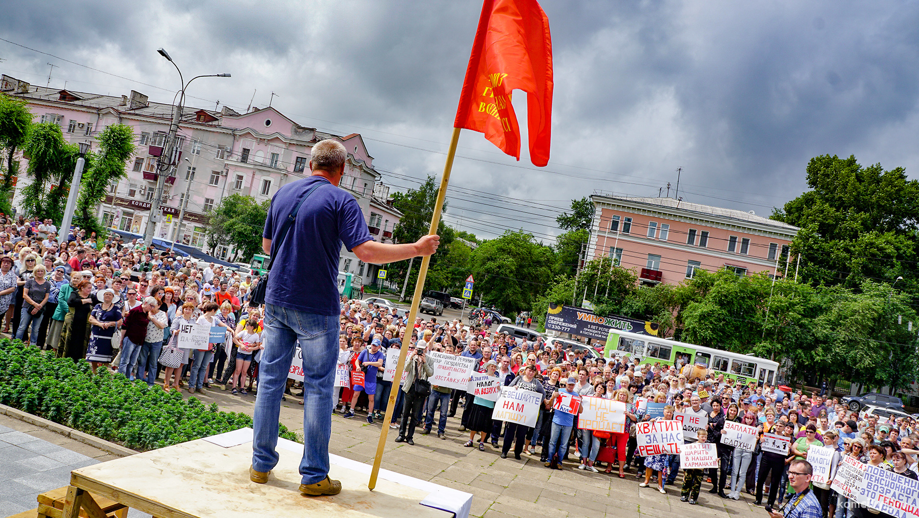 Протестный митинг на площади Ленина собрал более 500 человек