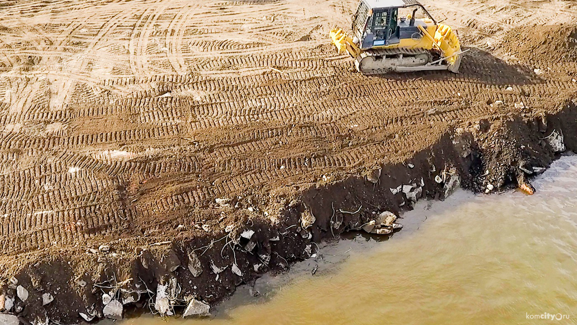 Свал строительного мусора в Амур объяснили установкой временного причального сооружения, берег в дальнейшем обещали почистить