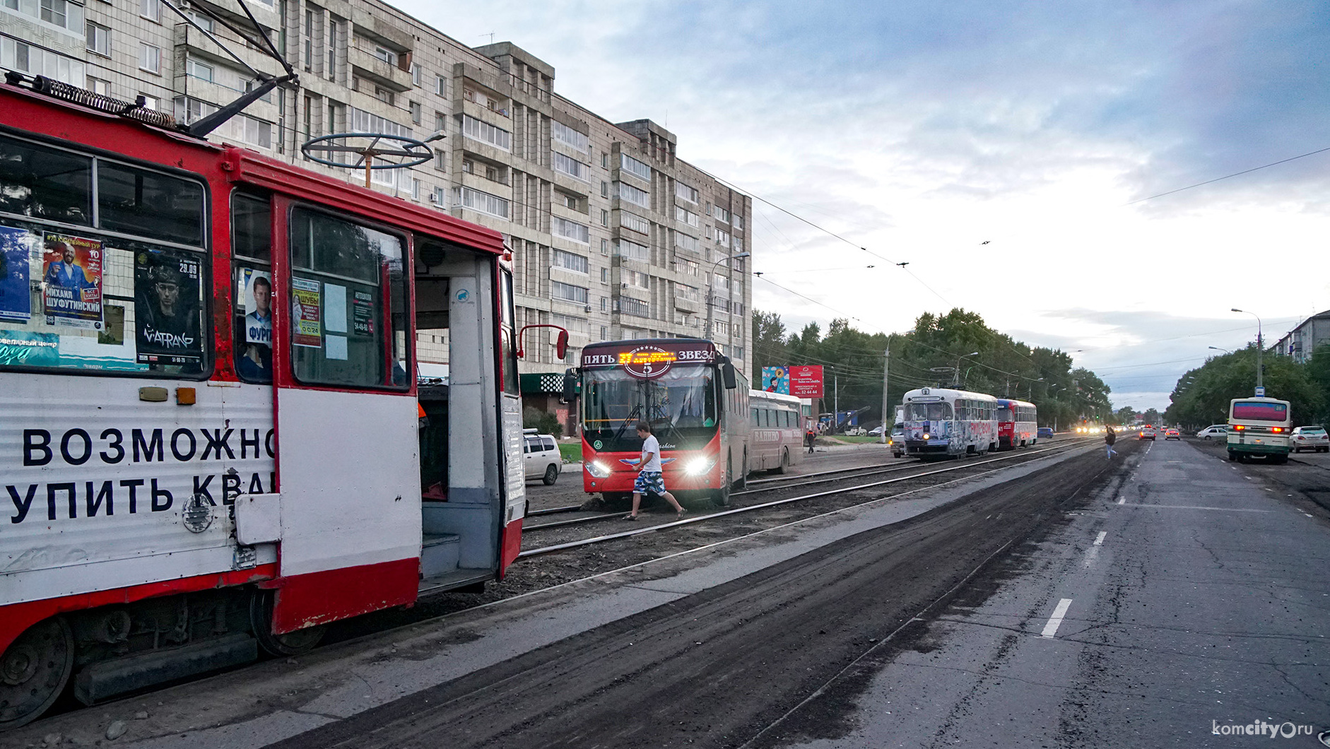 Застрявший на путях автобус остановил трамвайное движение на проспекте Ленина