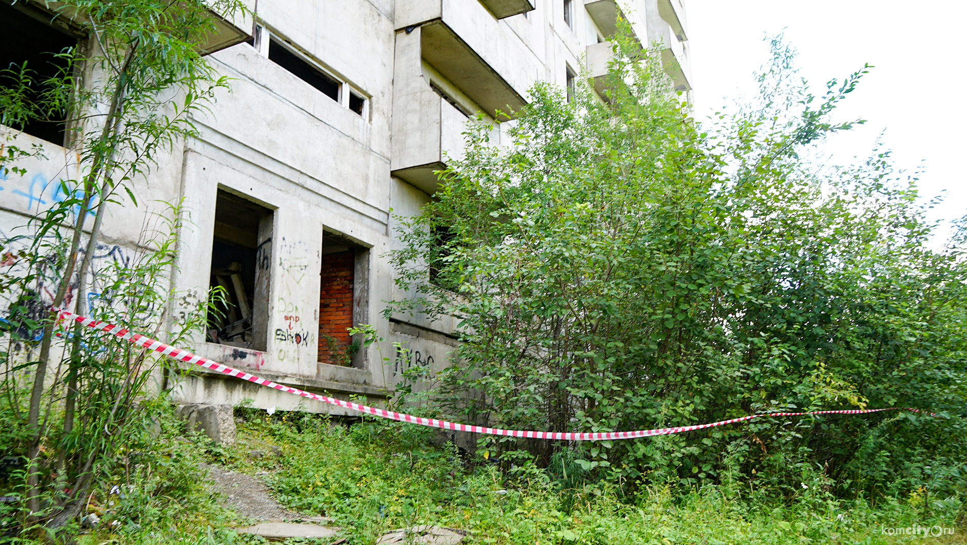 Окна и двери опасного недостроя на Дружбе зашьют до начала учебного года