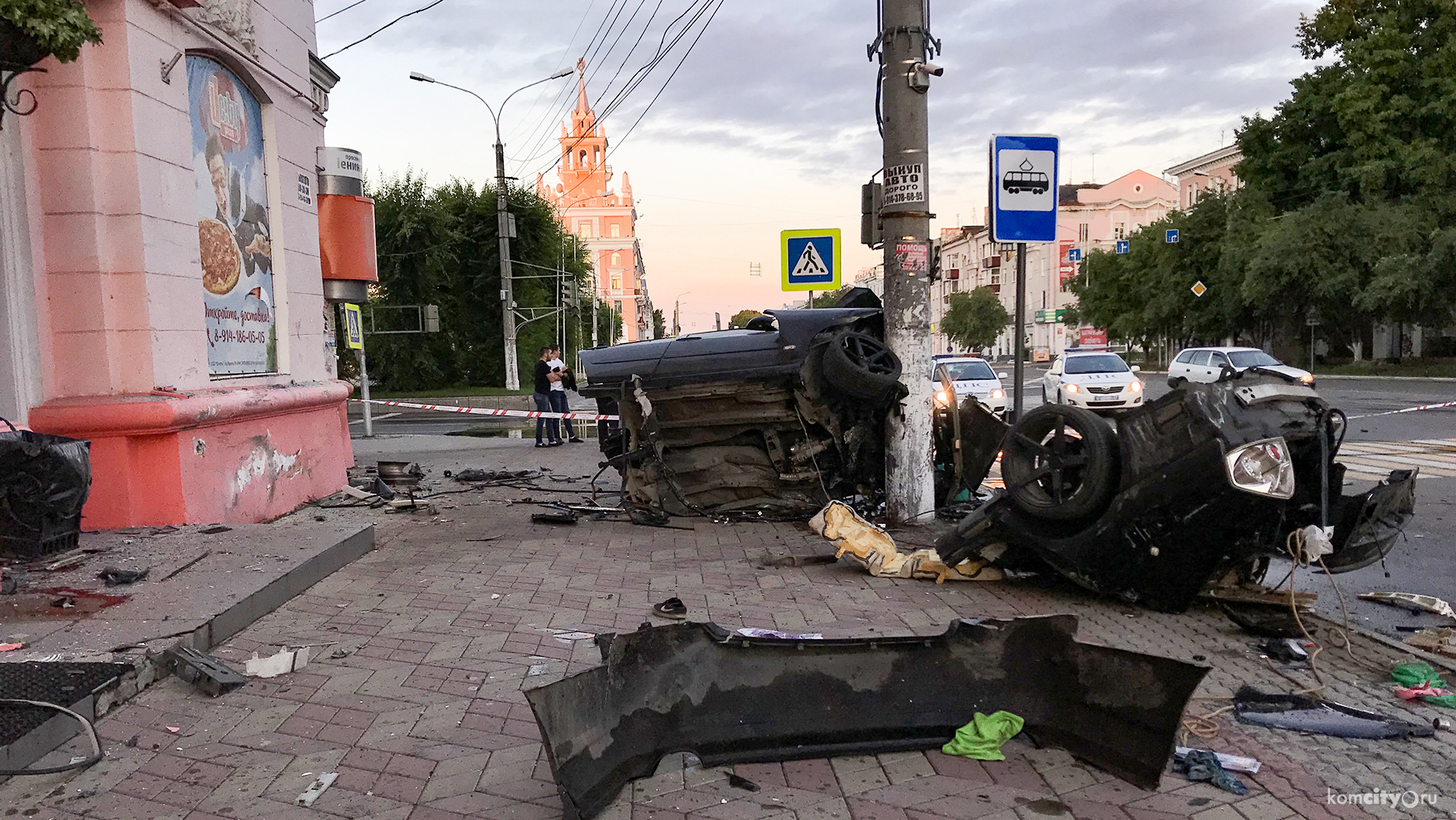 На Ю-Сити врезавшуюся в дом машину разорвало пополам, пассажир погиб, водитель серьёзно ранен