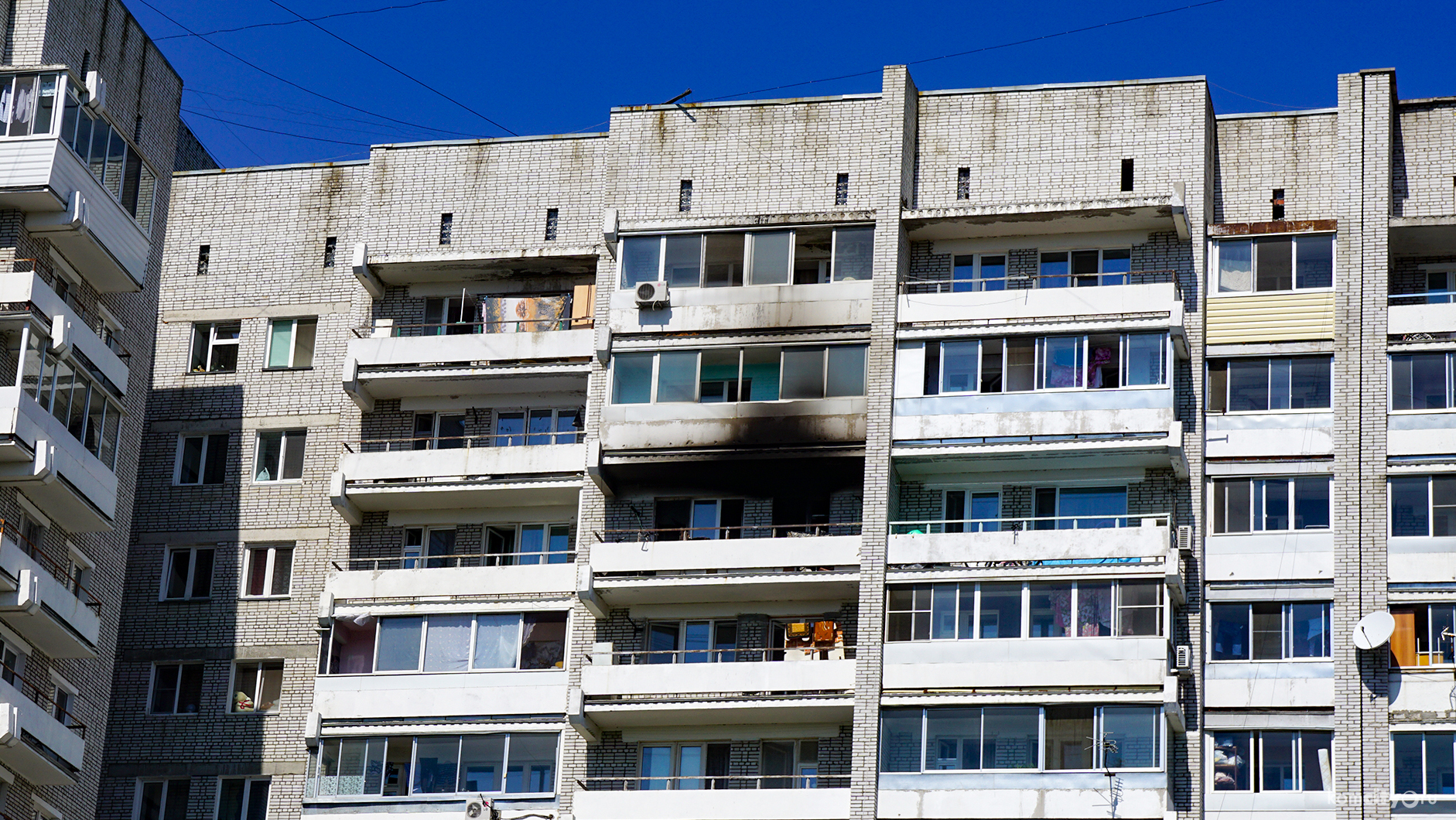 Пожар на 11-м этаже потушили ночью на проспекте Первостроителей