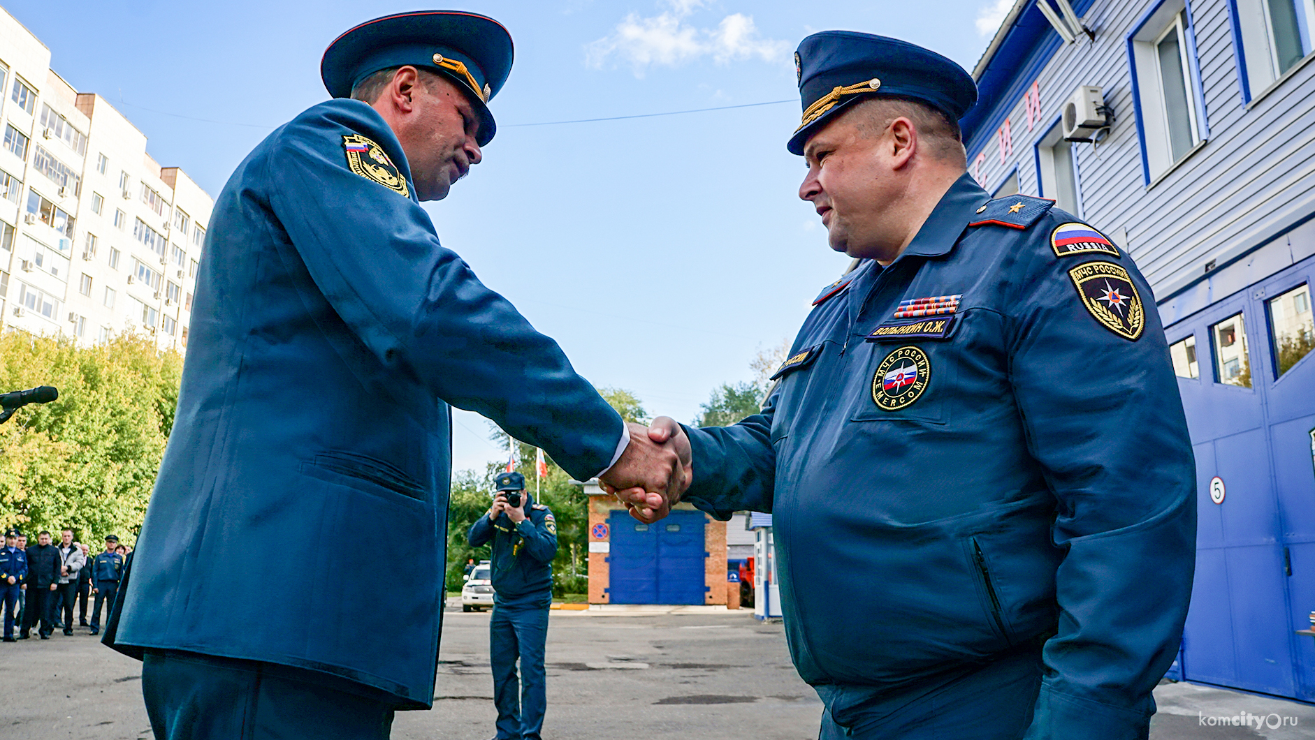 Пожарные, спасшие женщин из горящей квартиры, получили медали за отвагу