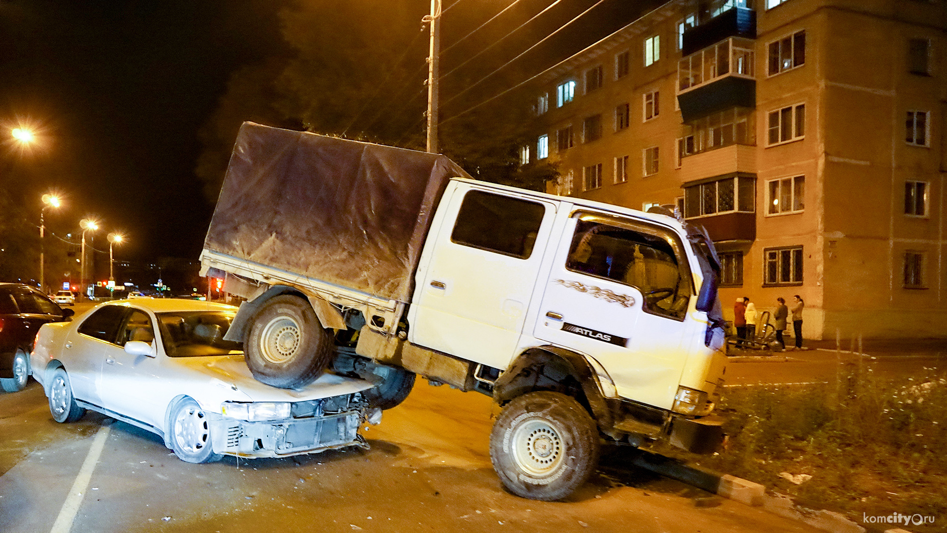 На Комсомольской легковушка влетела под грузовик, водитель пострадал