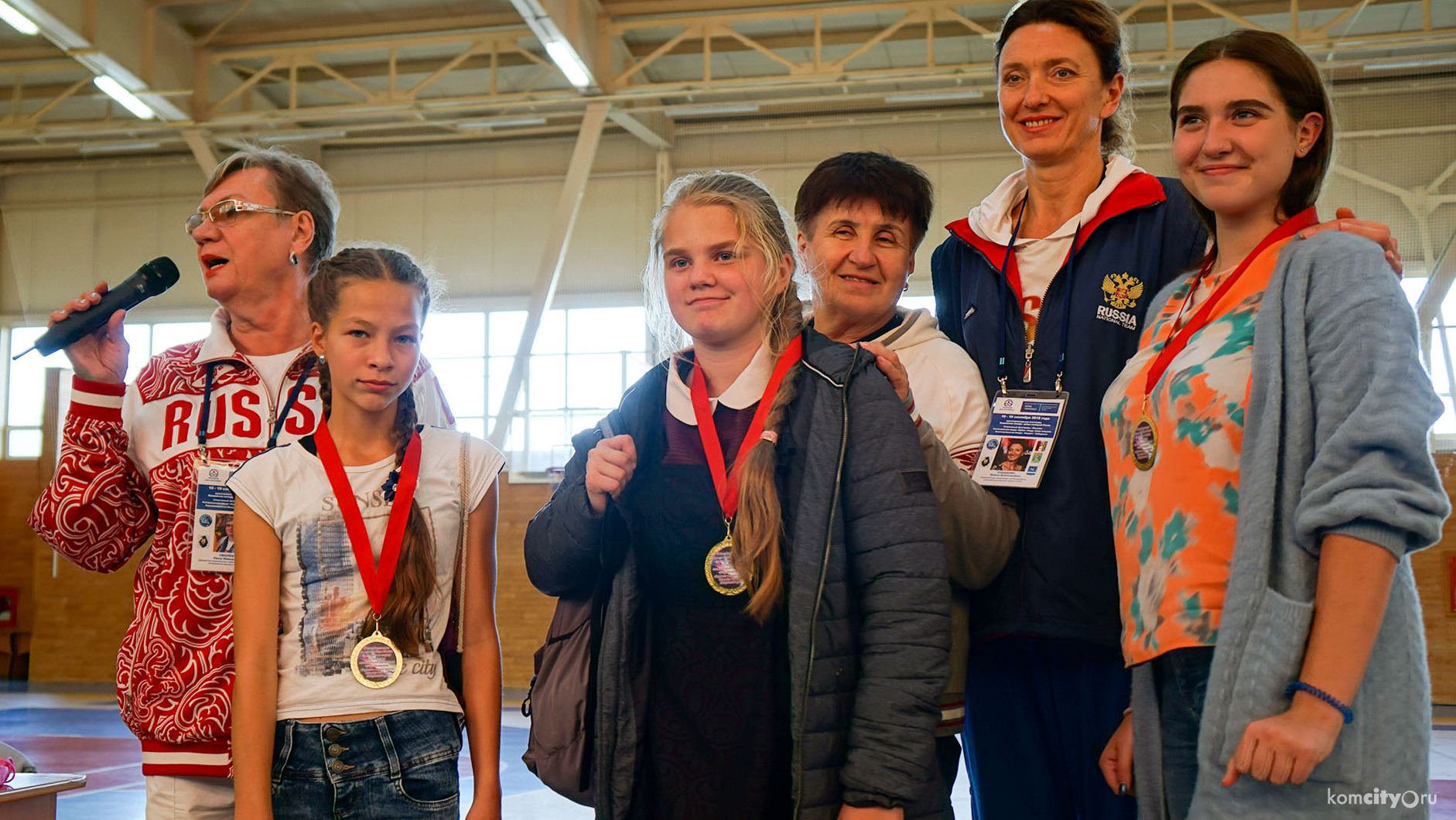 Памятные медали и автографы чемпионов получили комсомольские школьники на встрече с Олимпийцами