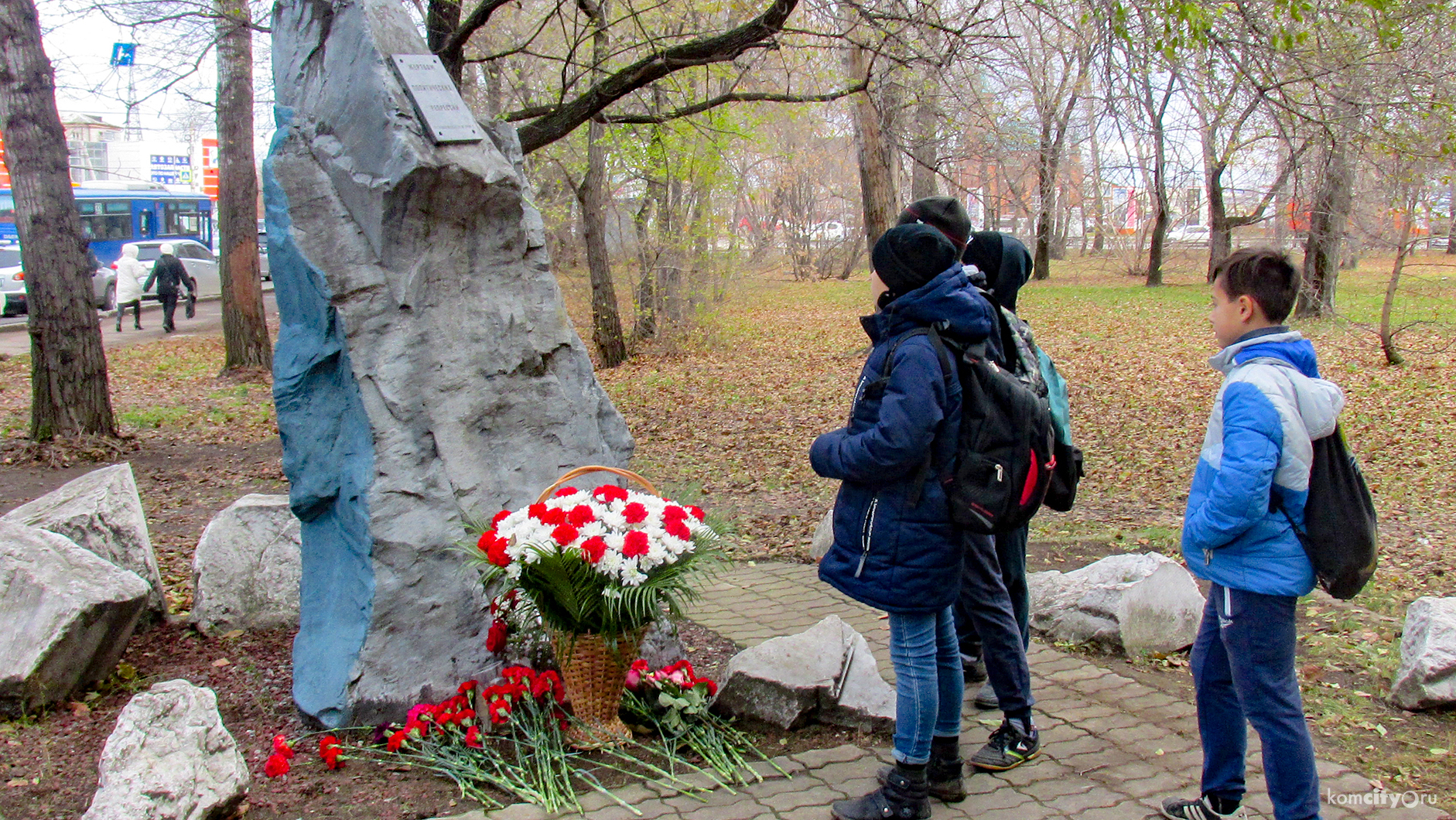 Память жертв политических репрессий почтили возложением цветов к памятному камню