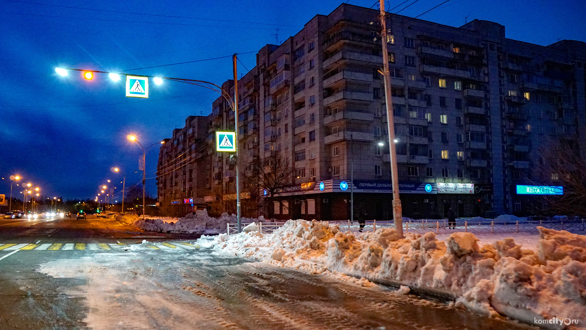 Среди ночи с проспекта Первостроителей массово эвакуировали автотранспорт