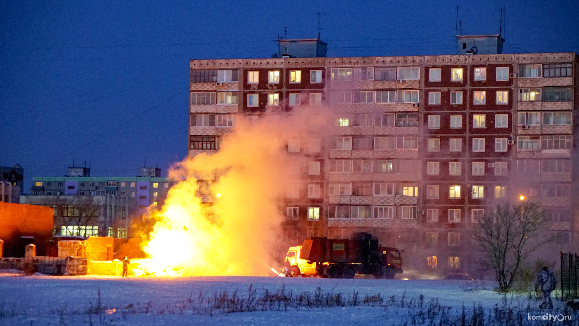 На Вокзальной пожарные потушили горящий мусоровоз