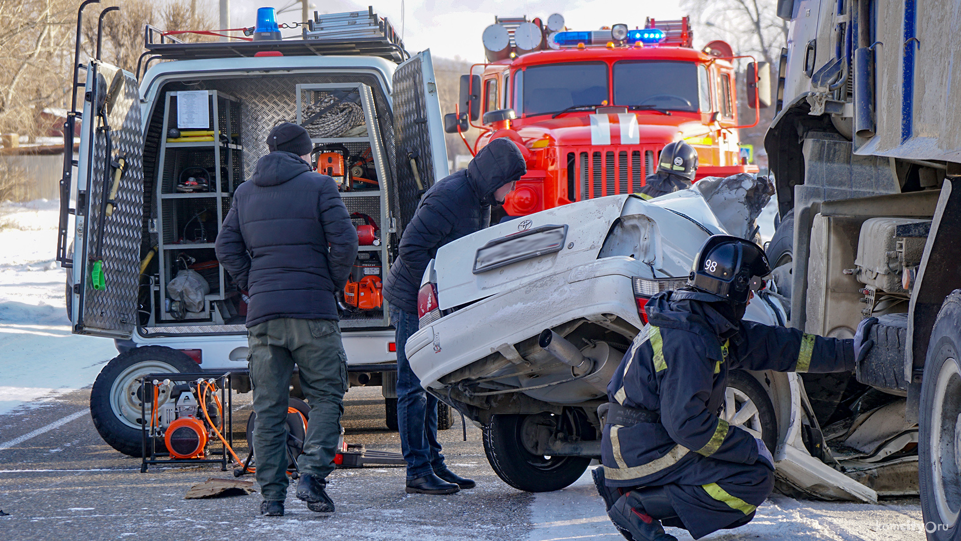 У погибшей на Северном шоссе пары осталось двое детей, вторая женщина до сих пор не опознана