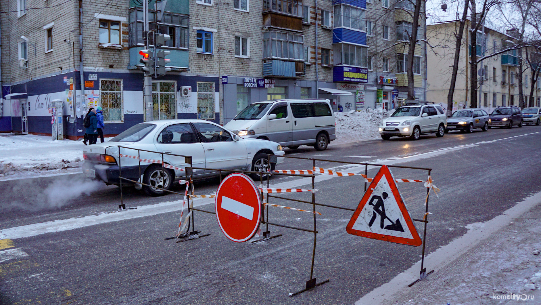 Комсомольскую перекрыли из-за обрезки деревьев, но знаки водителей не останавливают