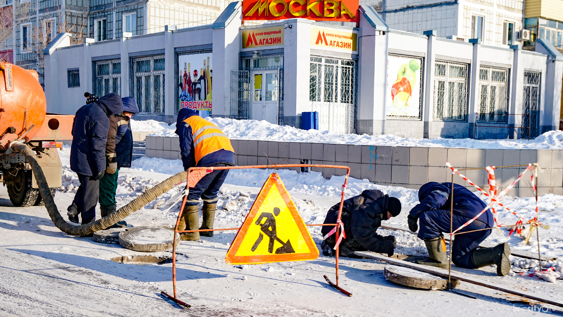 Из-за порыва труб холодного водоснабжения проспект Московский снова покрылся льдом