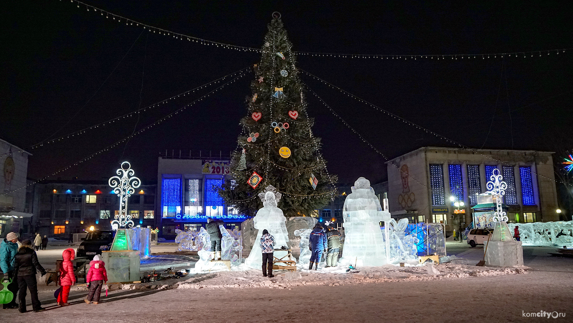 Погода на апрель в комсомольске на амуре. Площадь юности Комсомольск-на-Амуре. ЗЛК новый год Комсомольск на Амуре. Площадь юности Комсомольск. Елка Комсомольск на Амуре площадь юности.